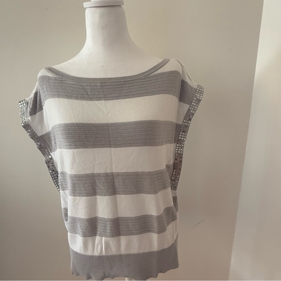 White House Black Market Relaxed Gray and White Cuffed Sleeve Blouse Size L - Picture 2 of 9